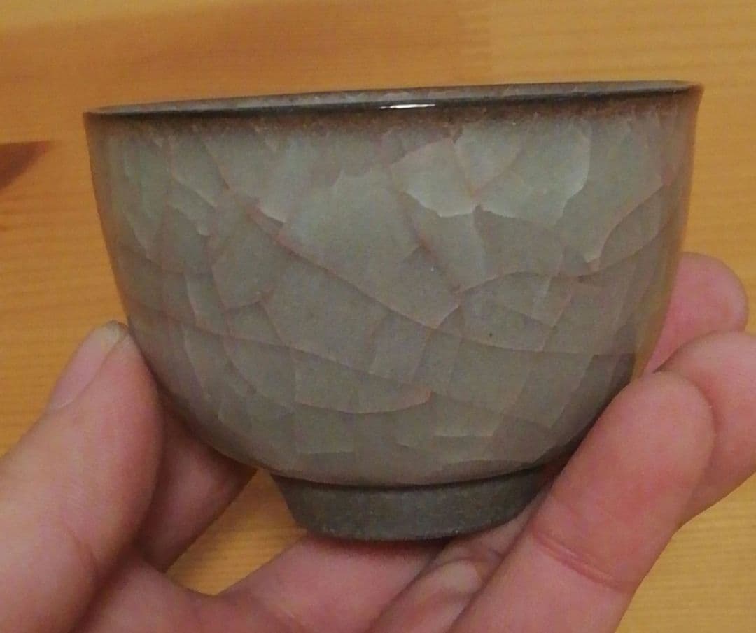 岸本謙仁作　米色瓷　ぐい呑　共箱　共布　略歴付　酒器