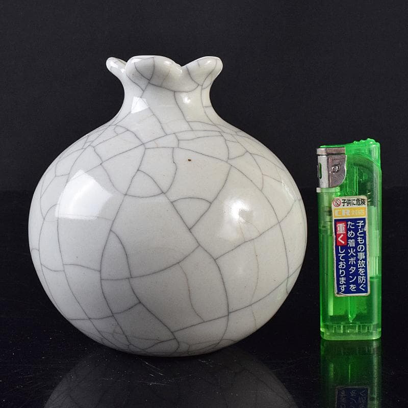 中国　大清乾隆年製款　哥窯　白磁　金糸鉄線　氷裂文　花口瓶　M　8020E