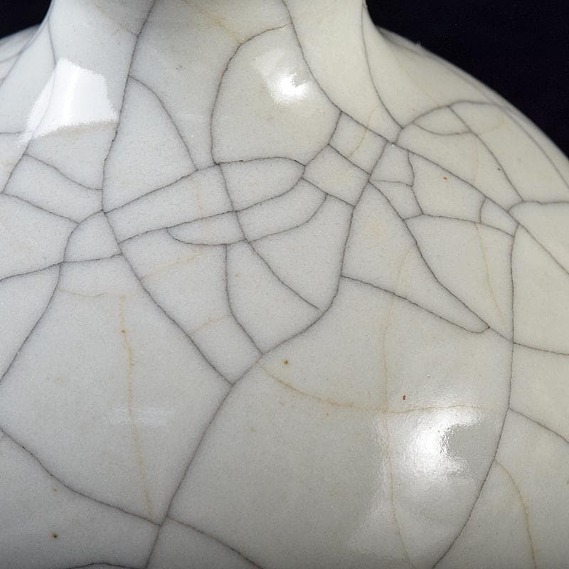 中国　大清乾隆年製款　哥窯　白磁　金糸鉄線　氷裂文　花口瓶　M　8020E