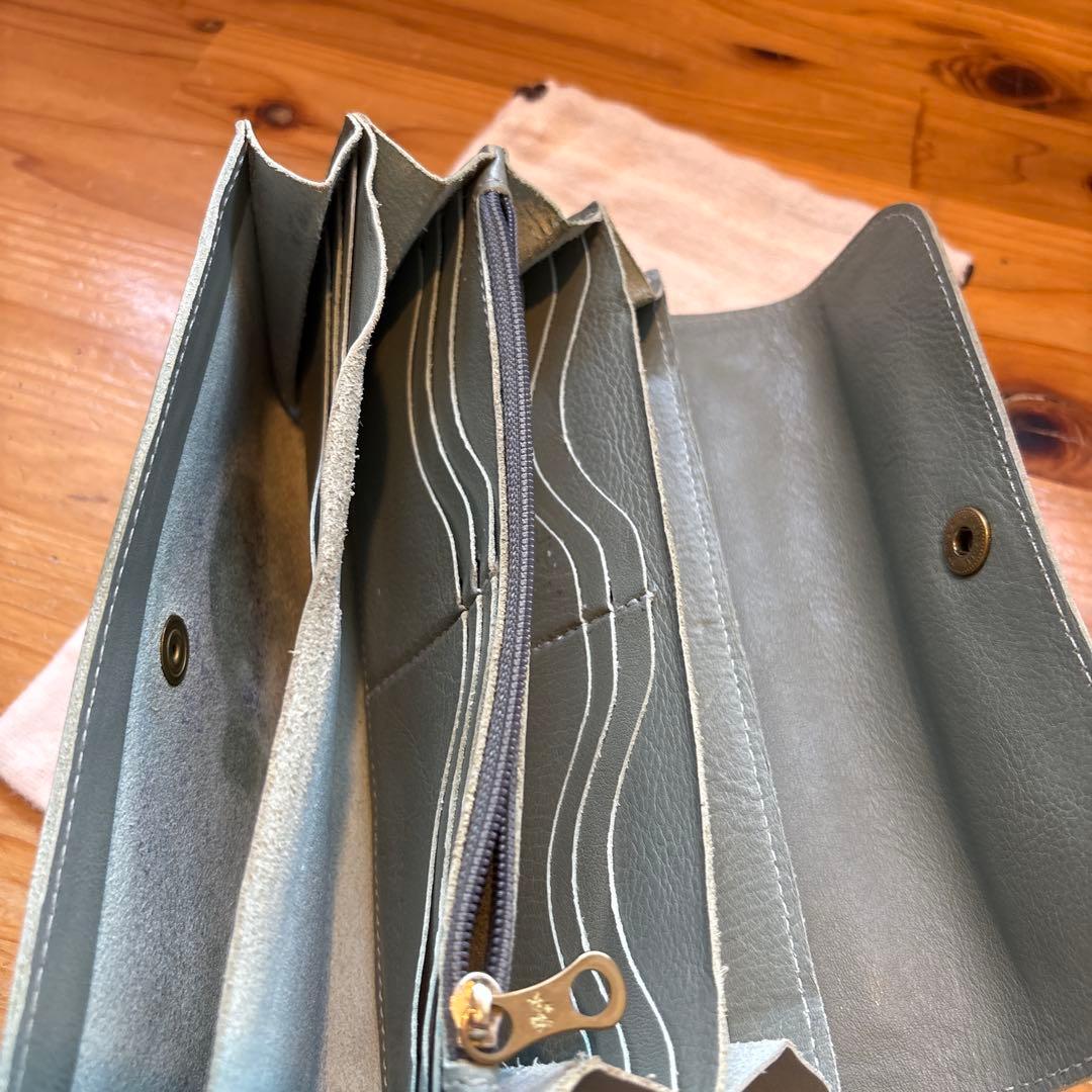 【送料無料】イルビソンテ（IL BISONTE）の二つ折り長財布