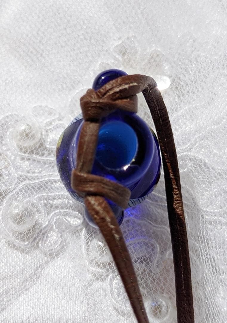 吉田正子トンボ玉（貳拾陸）　「瓶型」皮ひもネックレス　ガラス玉に込めた日本画