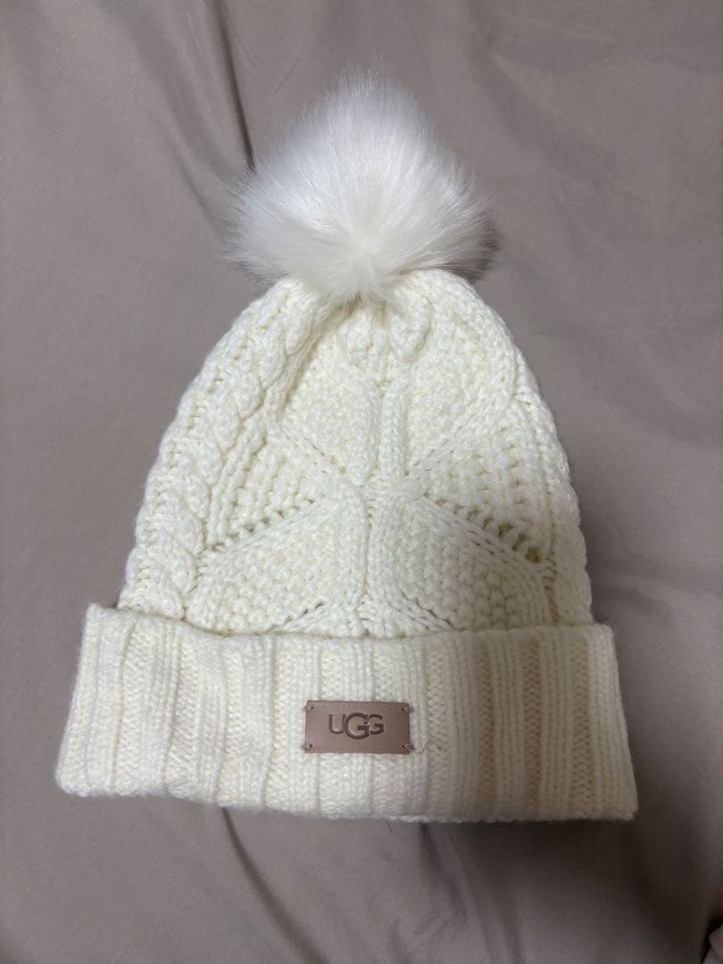 UGG ホワイト ポンポン付きニット帽