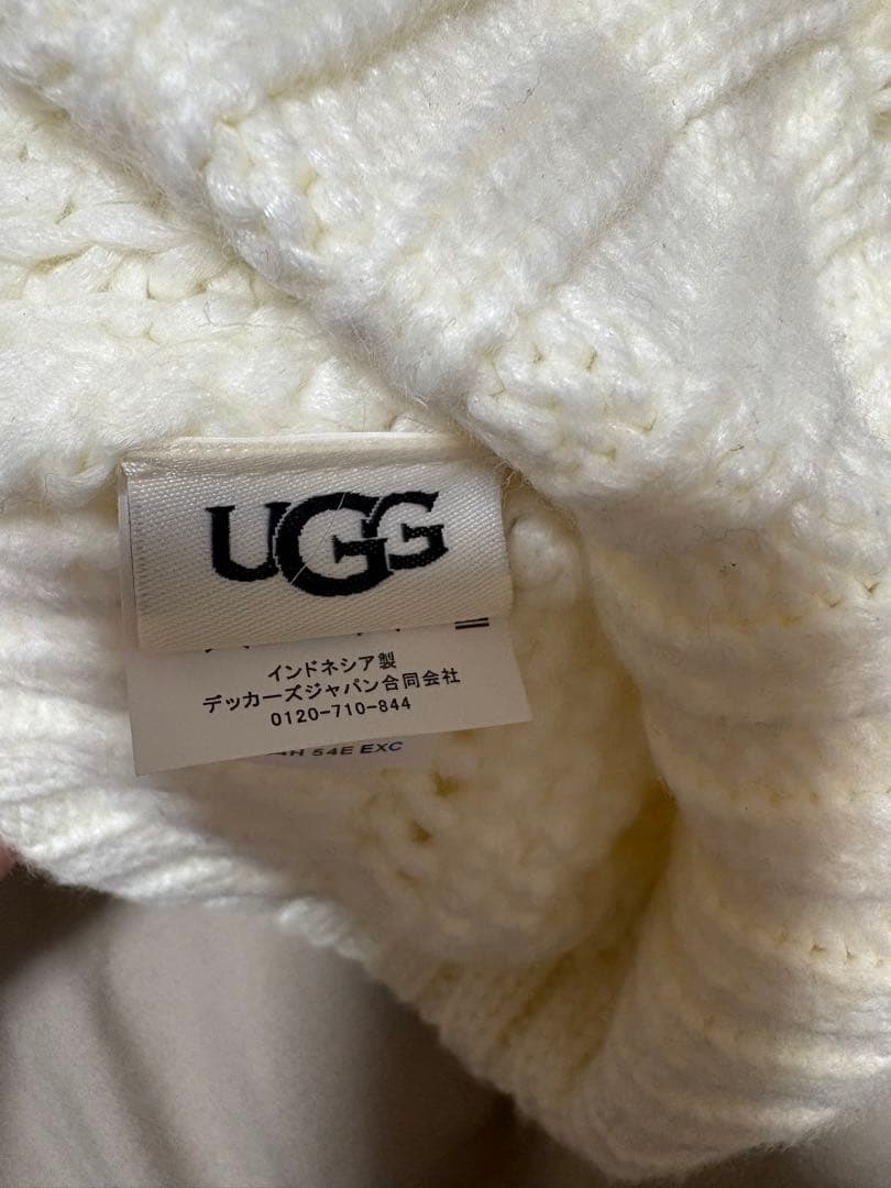 UGG ホワイト ポンポン付きニット帽