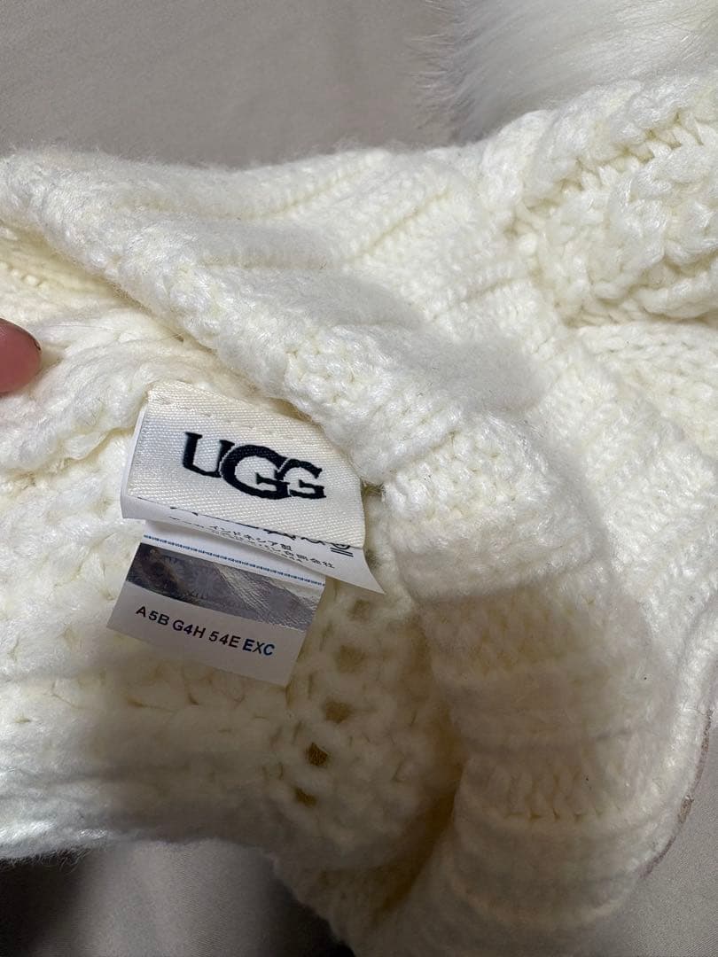 UGG ホワイト ポンポン付きニット帽