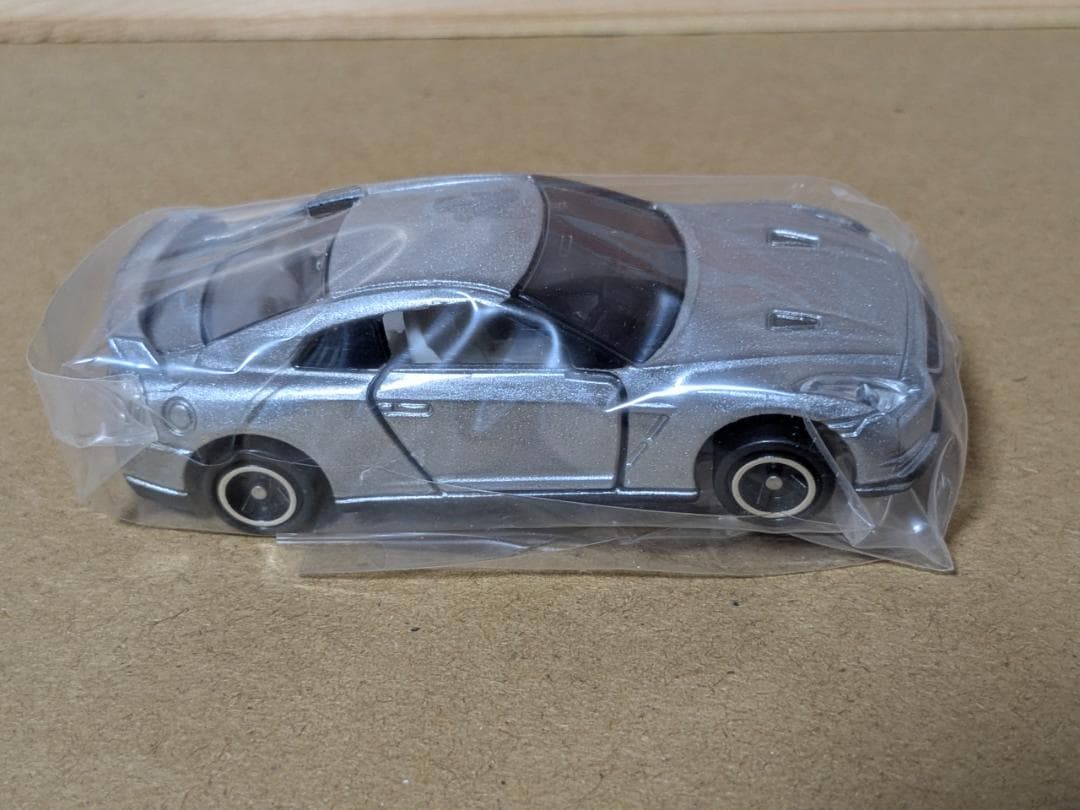 Nissan GT-R シルバー 2008 TOMY 1/64