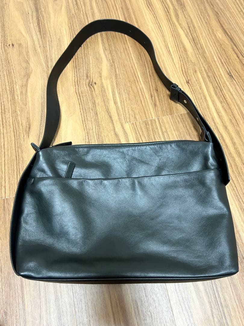 イアハピヨネ　ショルダーボディバッグ