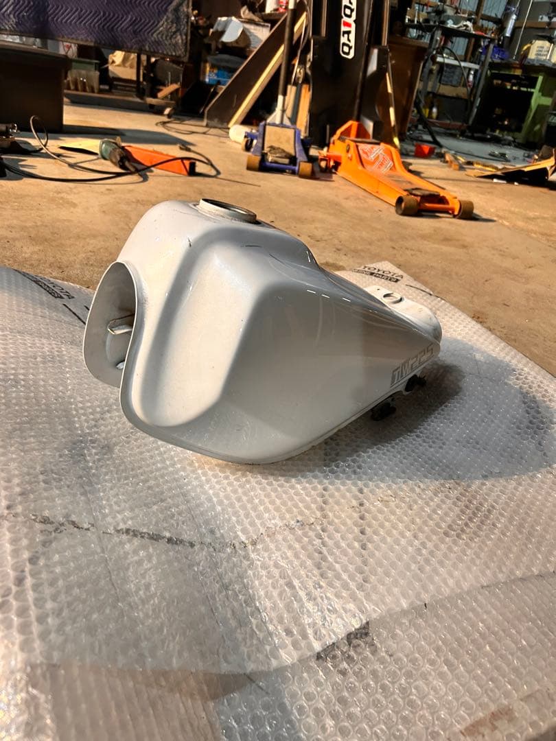 TM225 ホワイトタンク