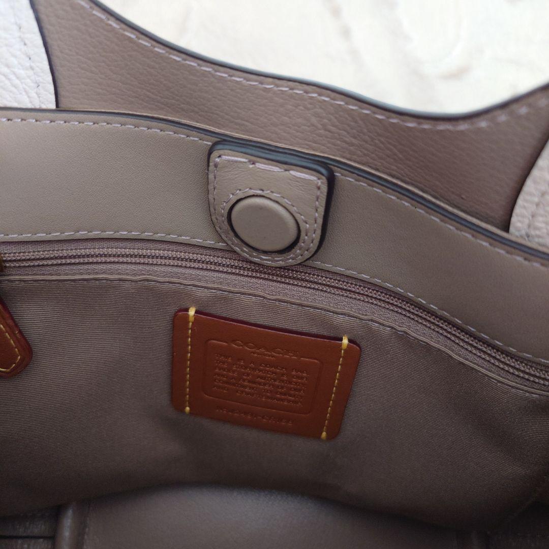 COACH 　ハンナバゲットバッグ　ホワイト