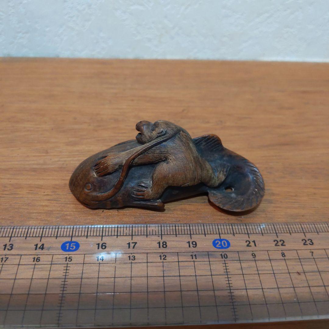 時代提物 縁起物根付 木彫 在銘【大鯰を押さえつける猿】長約7.2cm 重29ｇ