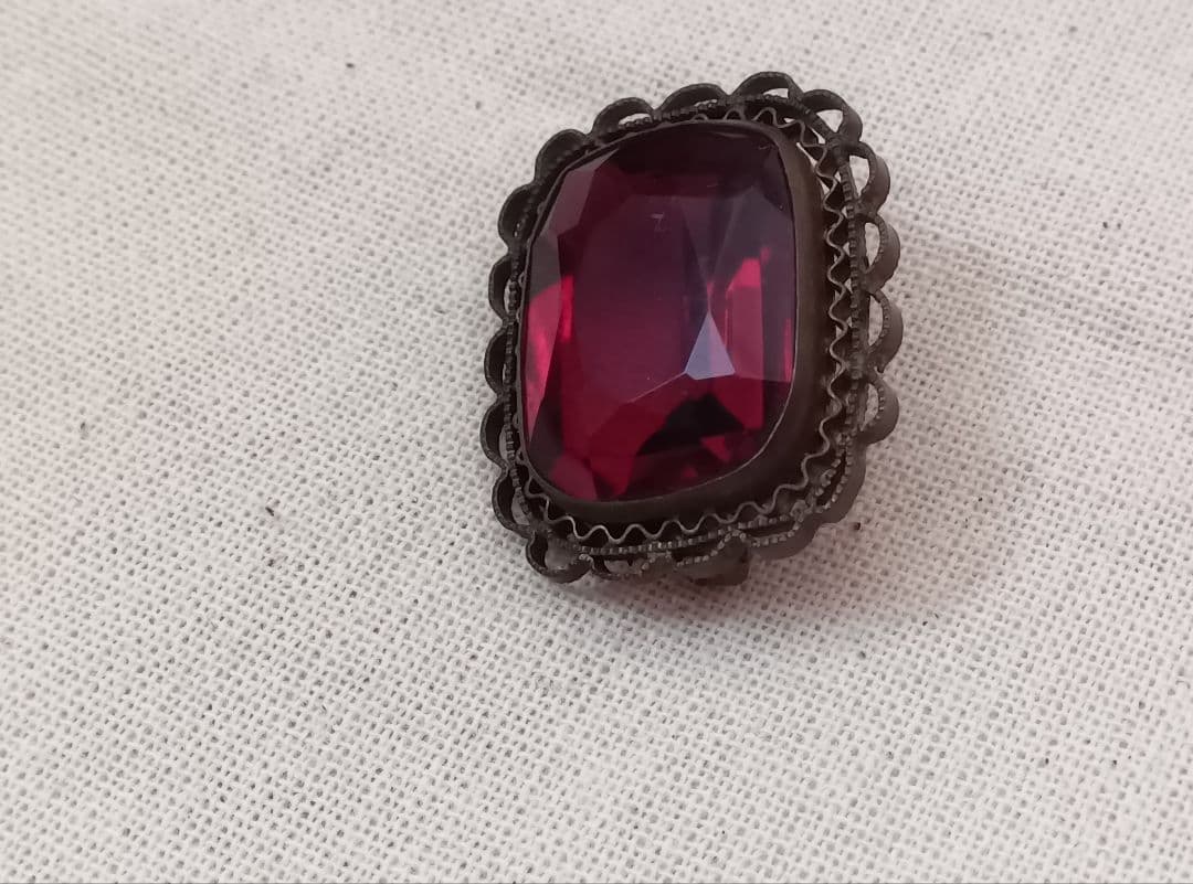 マ*ニ様 アンティーク　深い赤のガラスのブローチ　　ヴィンテージ