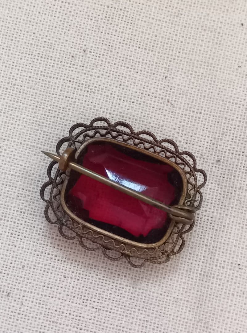 マ*ニ様 アンティーク　深い赤のガラスのブローチ　　ヴィンテージ