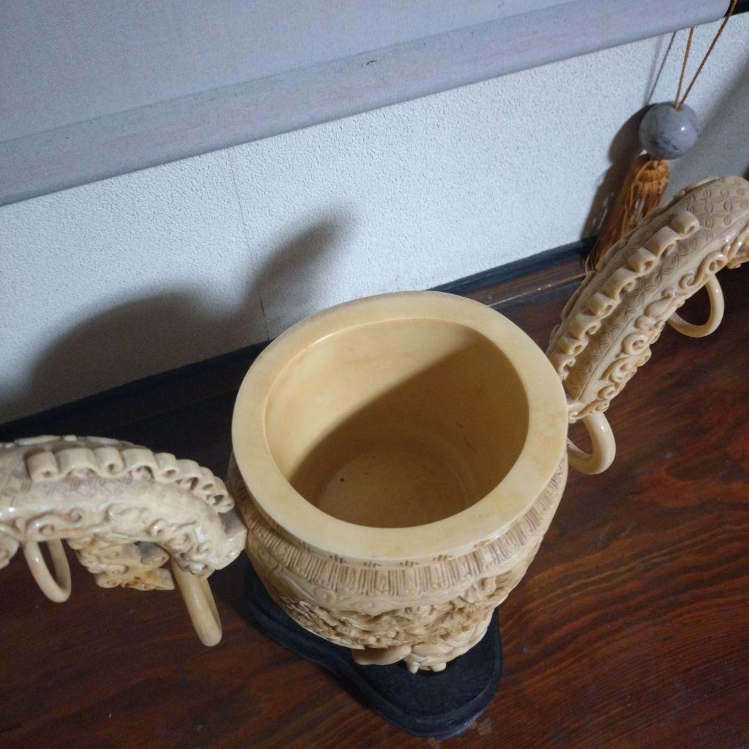 獅子彫刻のクリーム色壺型置物