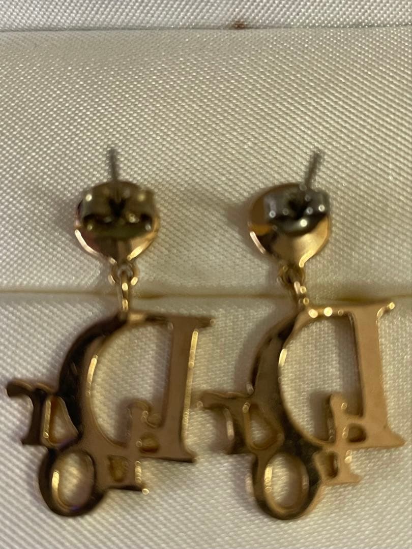 Dior ゴールド ロゴ ピアス