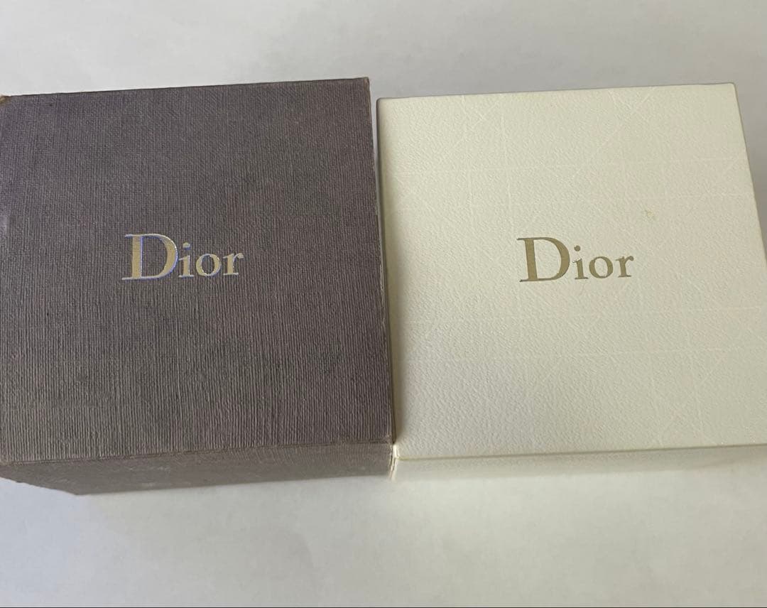 Dior ゴールド ロゴ ピアス