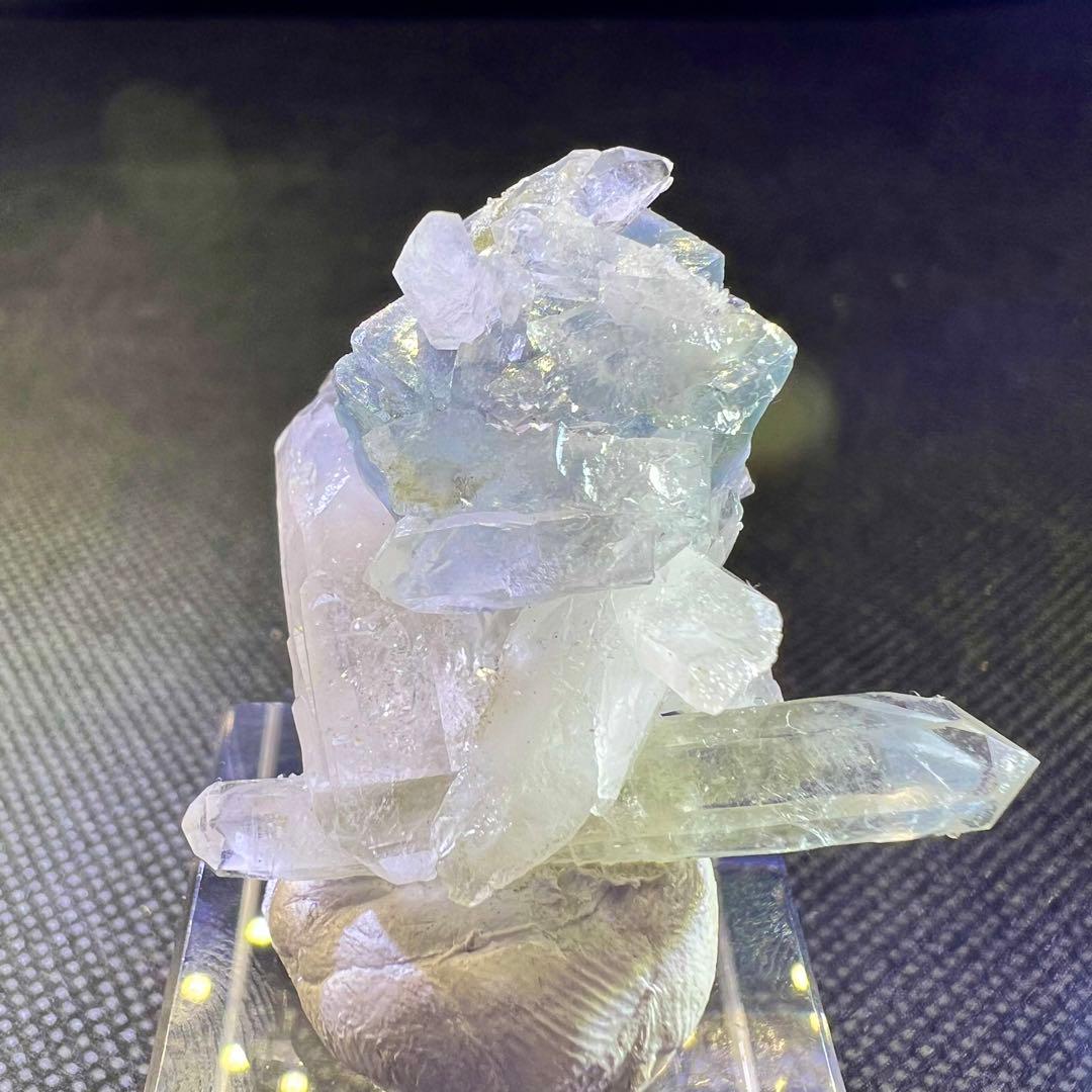 ヤオガンシャン産　ラビットヘア　クォーツ共生ライトブルーフローライト