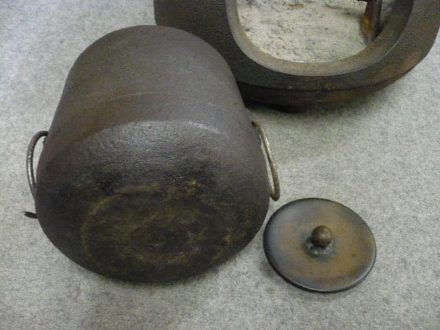 鉄製 竹梅模様 風炉釜 [B31544]