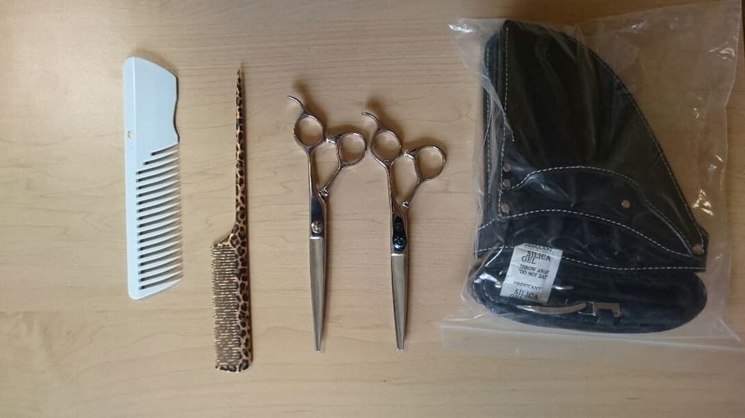 プロ用のハサミとシザーケース