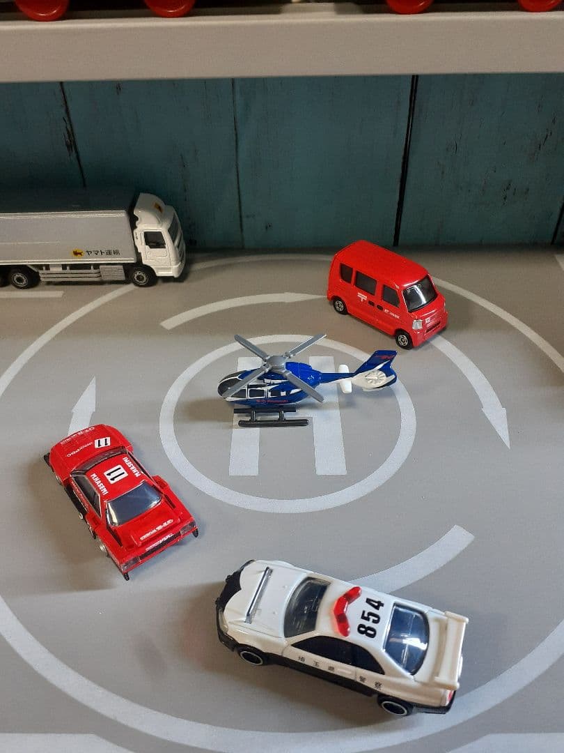 最新版7段トミカプラレール収納棚1枚板仕様ヘリポート付