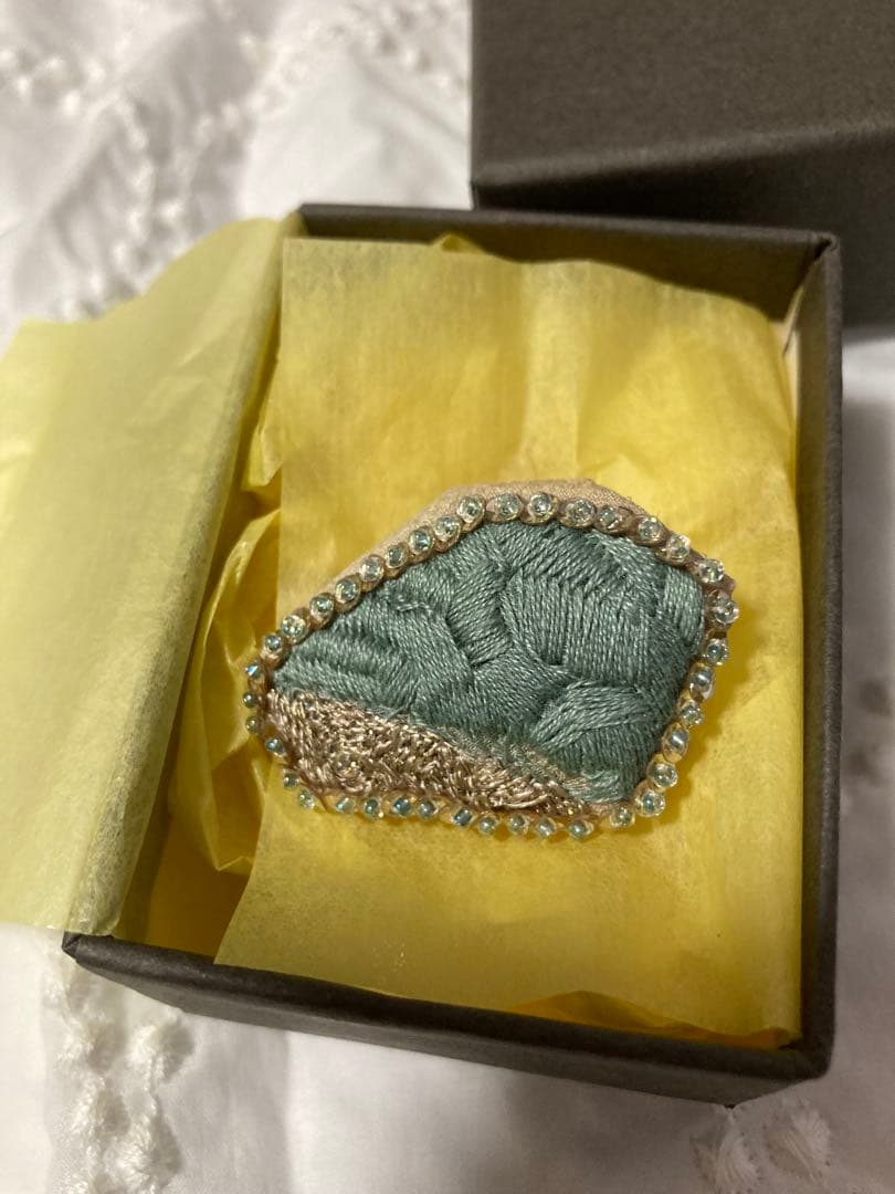 min perhonen 新品　pebble コサージュ　ブローチ　バッチ　箱有