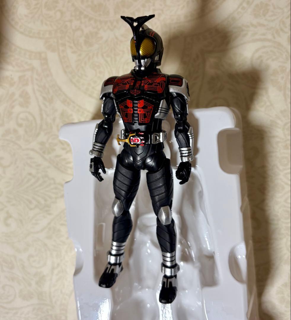 真骨彫 仮面ライダー　ダークカブト　フィギュア　S.H.フィギュアーツ