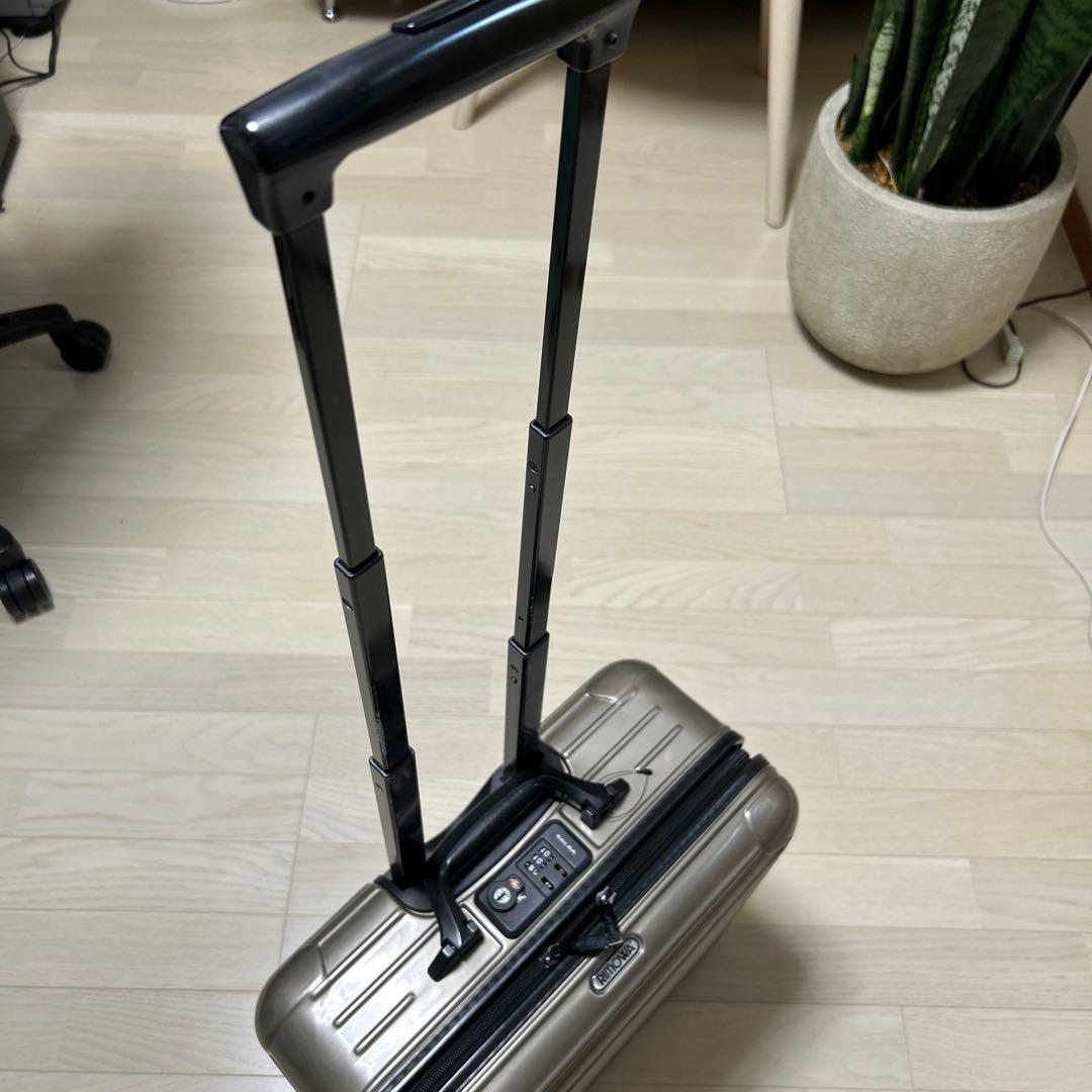 RIMOWA シルバー キャリーケース 中型（2輪）