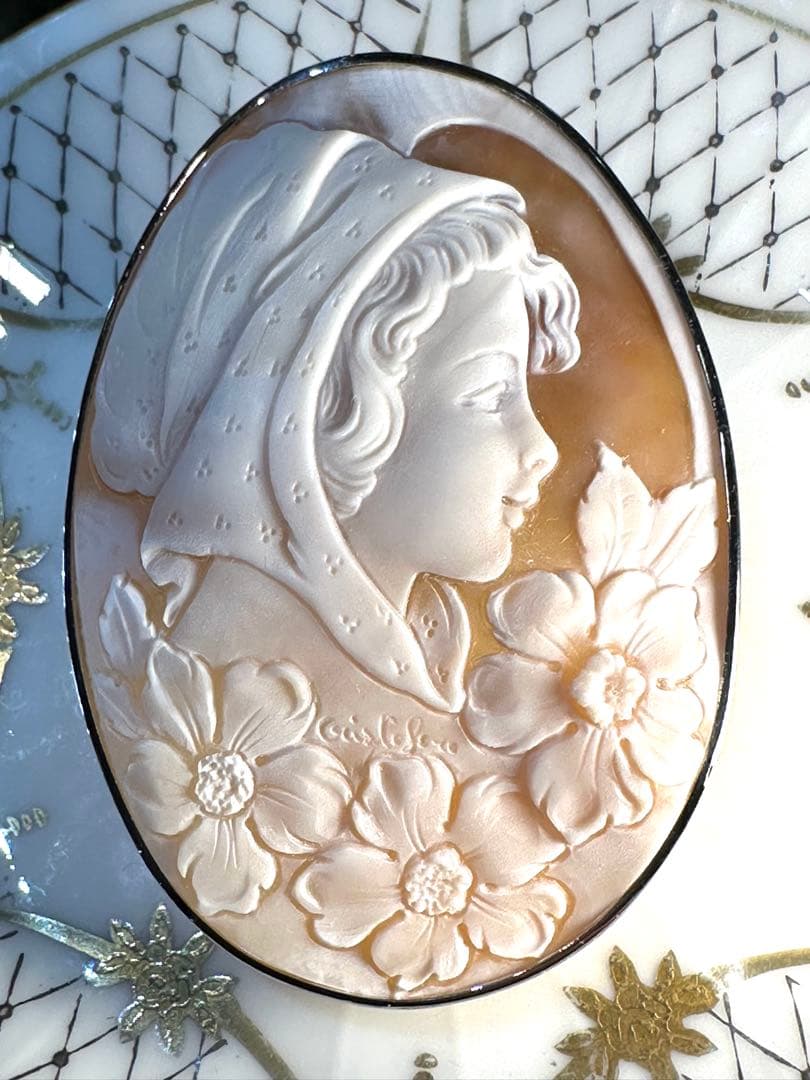 K18WGシェルカメオブローチペンダントトップ兼用 作家名あり 縦67横48