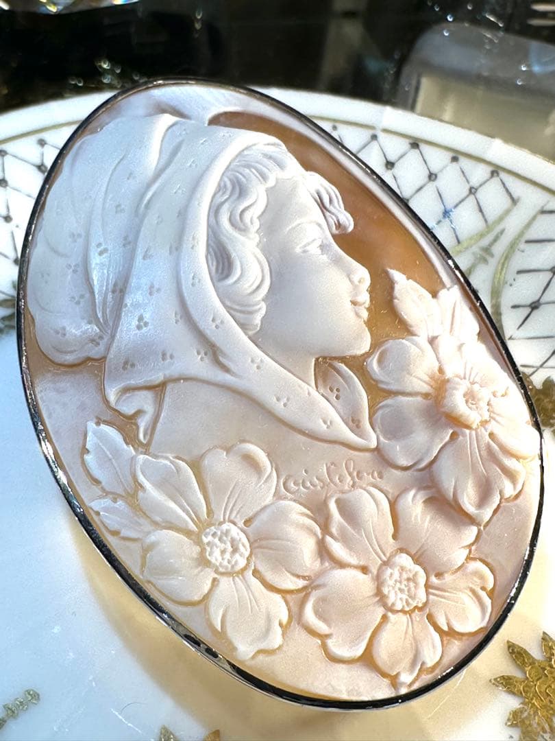 K18WGシェルカメオブローチペンダントトップ兼用 作家名あり 縦67横48