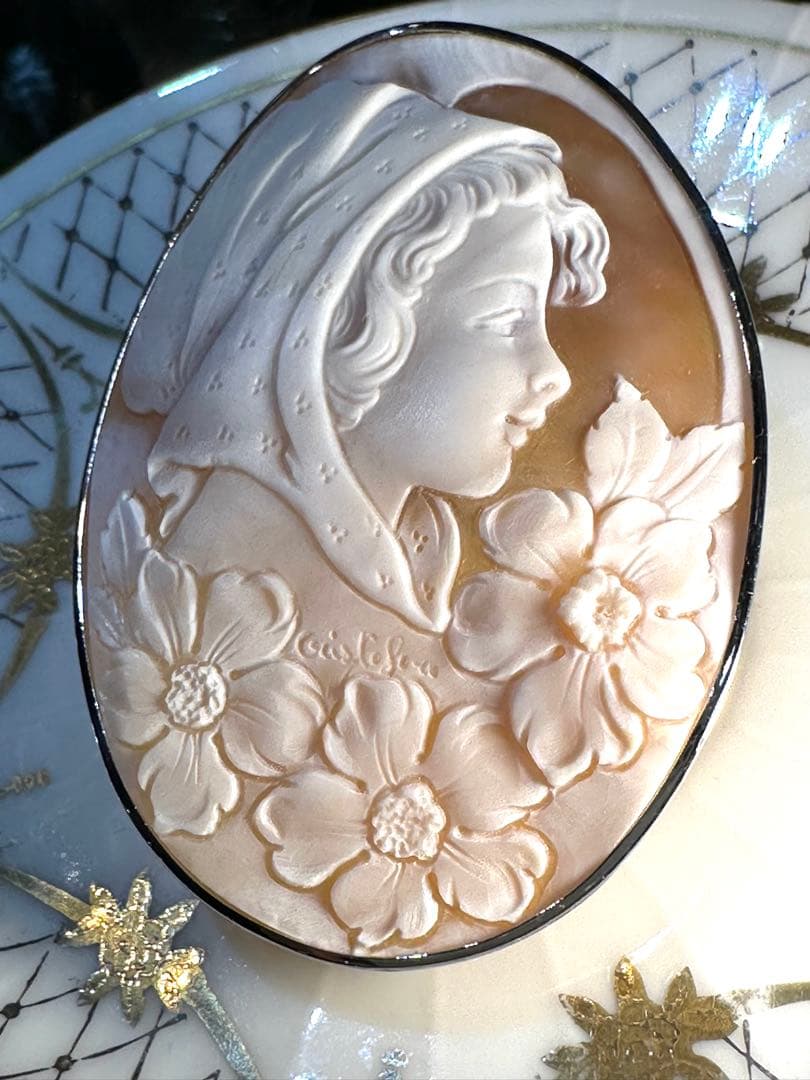 K18WGシェルカメオブローチペンダントトップ兼用 作家名あり 縦67横48