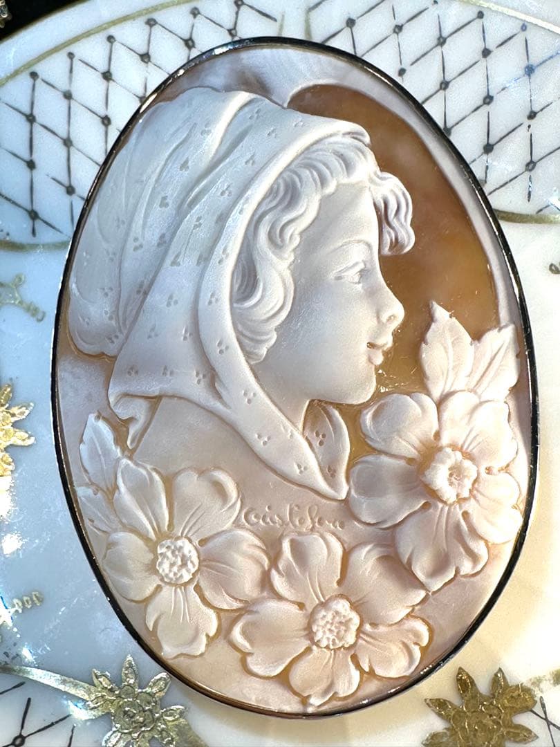 K18WGシェルカメオブローチペンダントトップ兼用 作家名あり 縦67横48