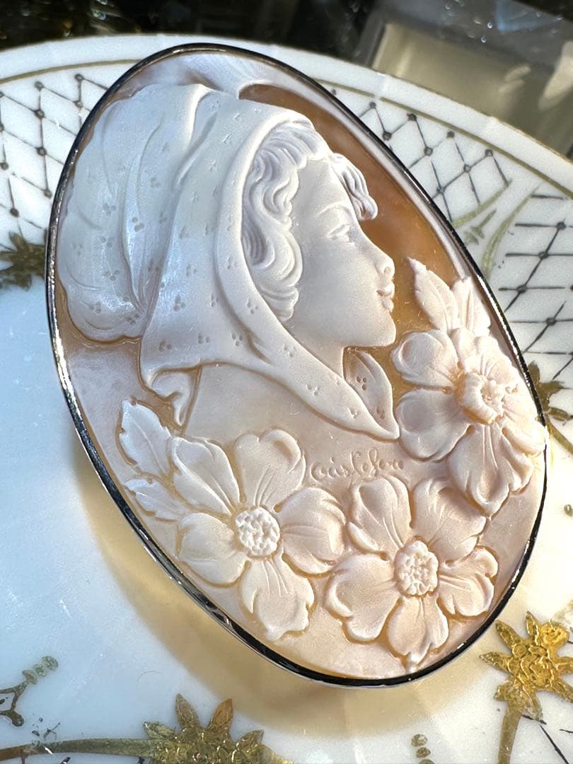 K18WGシェルカメオブローチペンダントトップ兼用 作家名あり 縦67横48