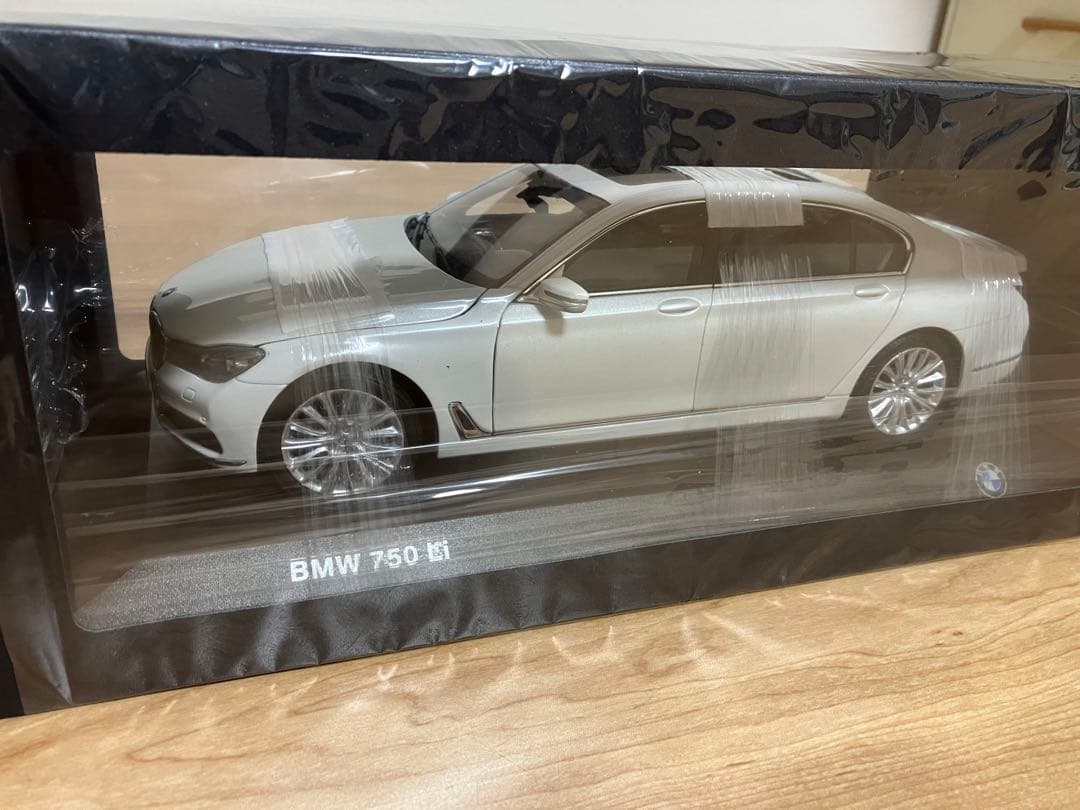 BMW 750Li ホワイトミニカー　1/18