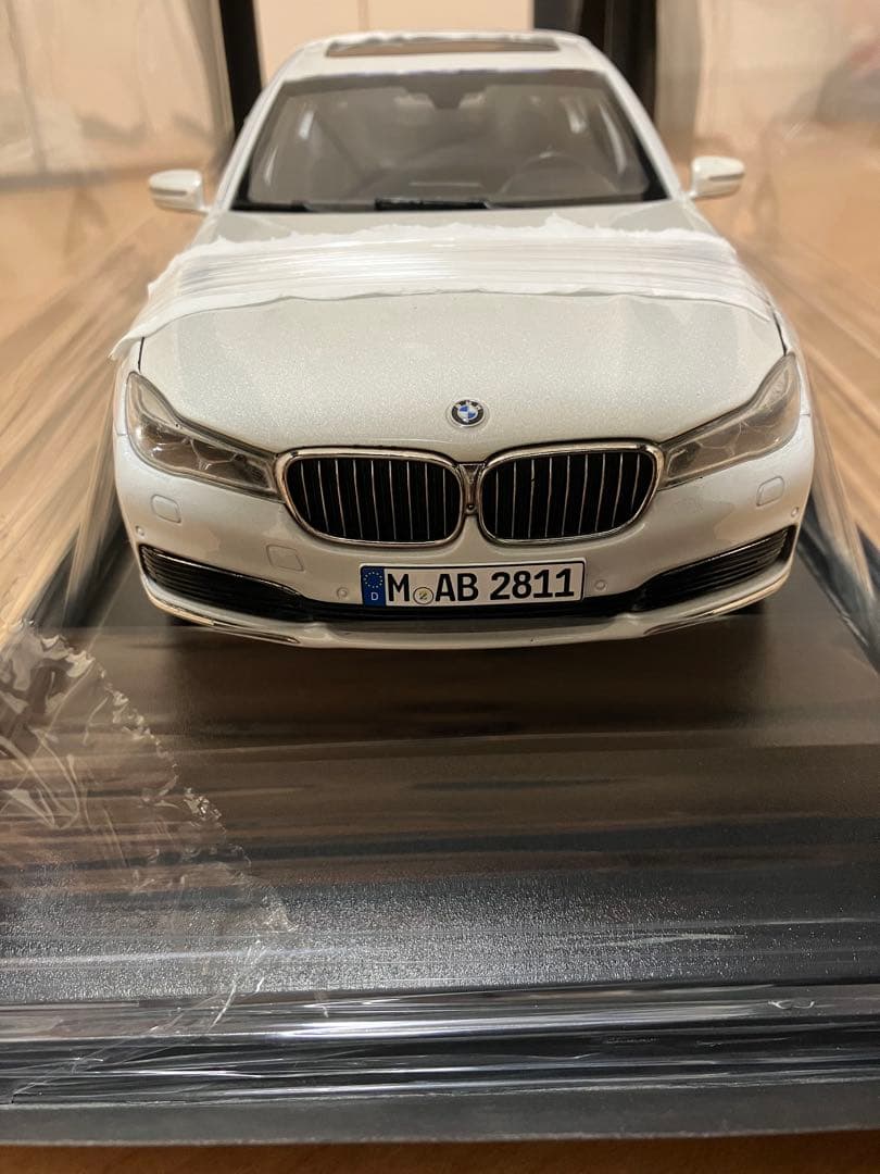 BMW 750Li ホワイトミニカー　1/18