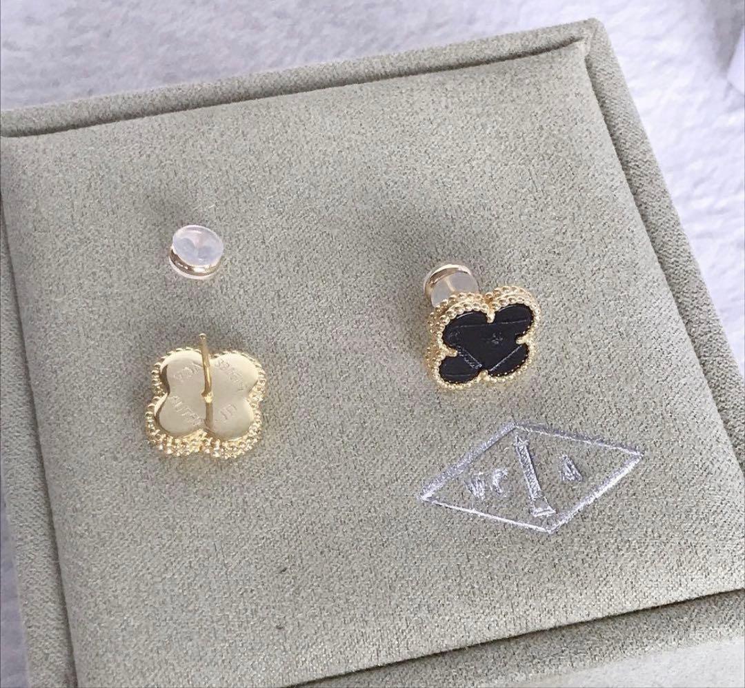 新品未使用 ピアス ブラック クローバー