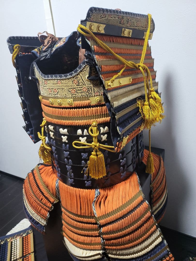 伝統的な金色と黒の等身大日本甲冑（鎧立て無し）