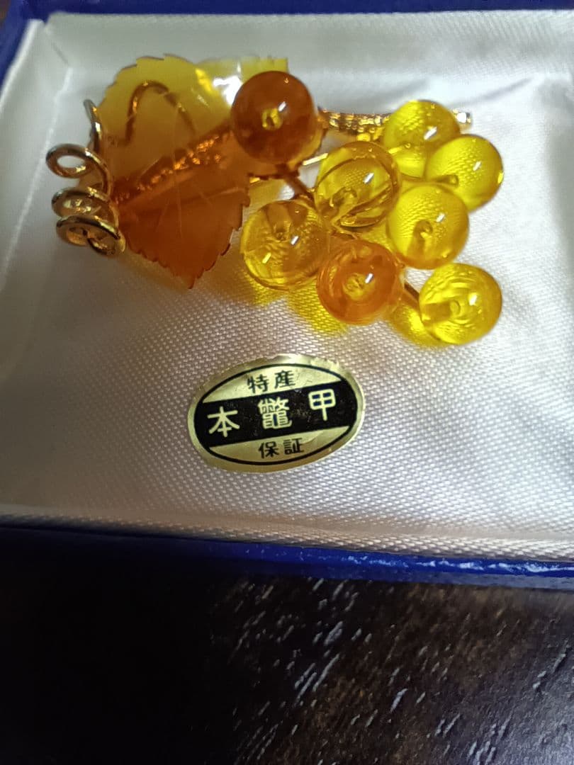 本鼈甲オレンジ色の葉とビーズのブローチ