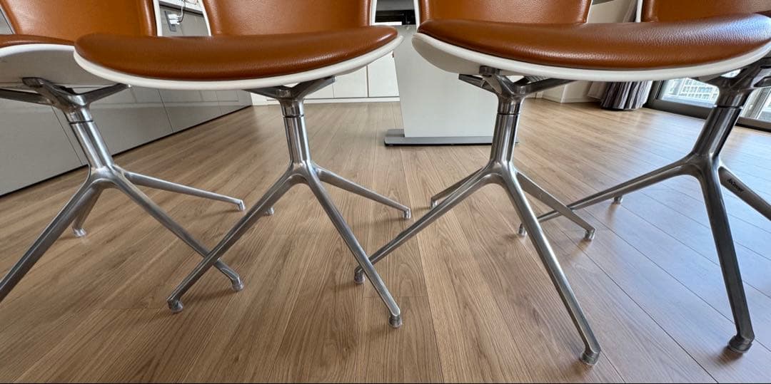 BoConcept ダイニングテーブルとチェア4脚のセット（送料込み）