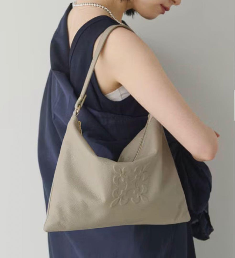 最終価格美品russetエンボスモノグラムソフトレザーショルダーバッググレージュ