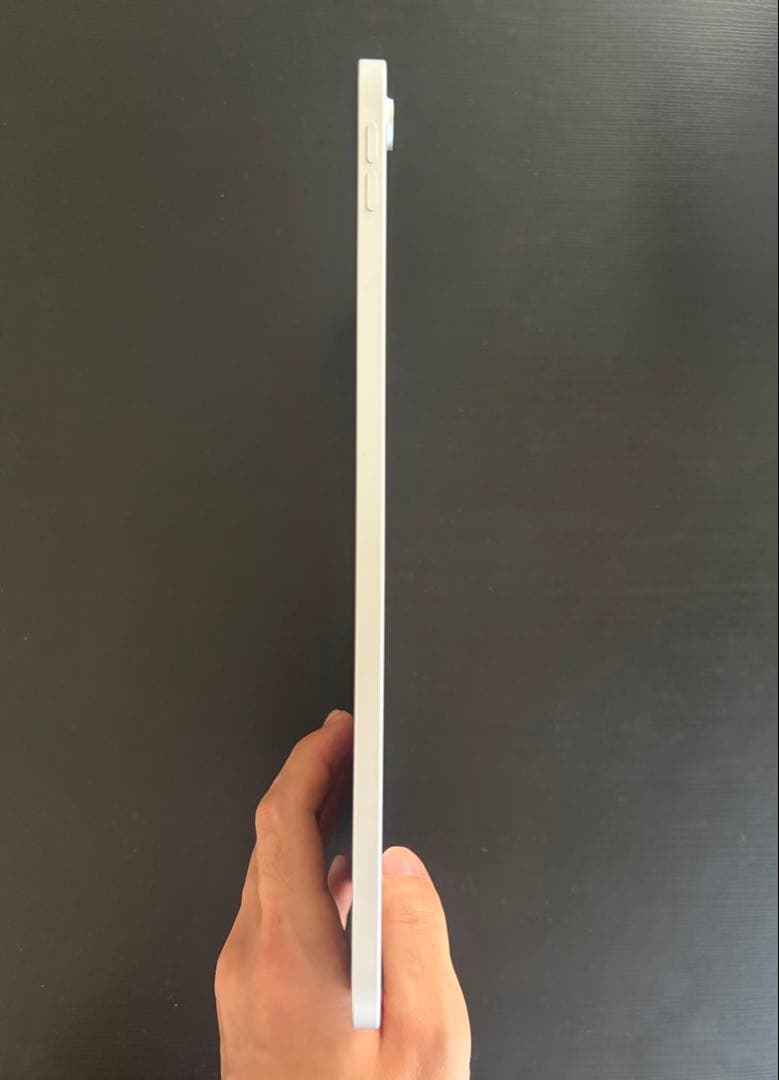 美品　iPad（A16）　シルバー　第11世代　128GB Wi-Fiモデル