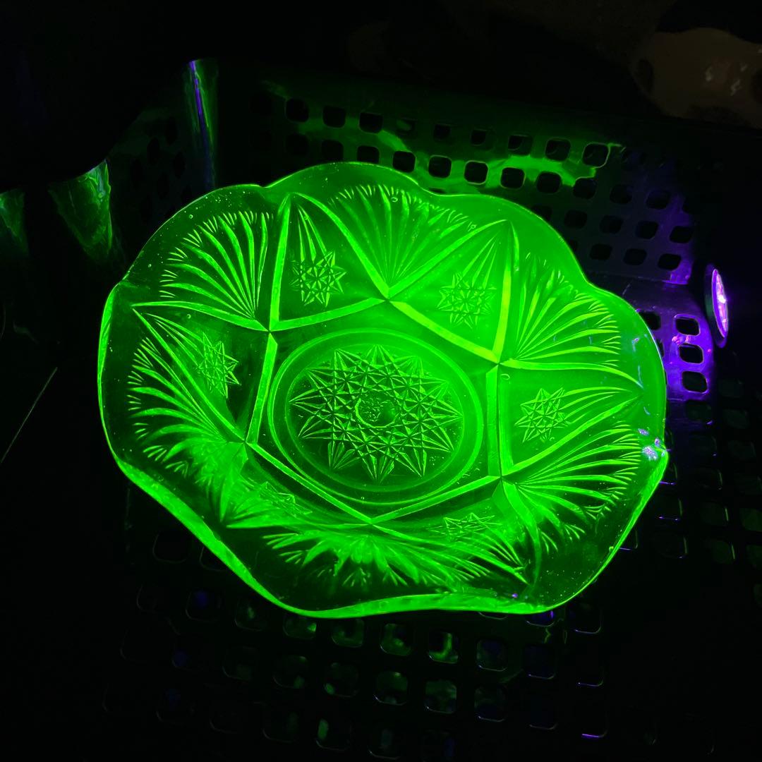 骨董　時代ガラス　フリル　切子調プレス　ライムグリーン　氷皿　ウラン １客②