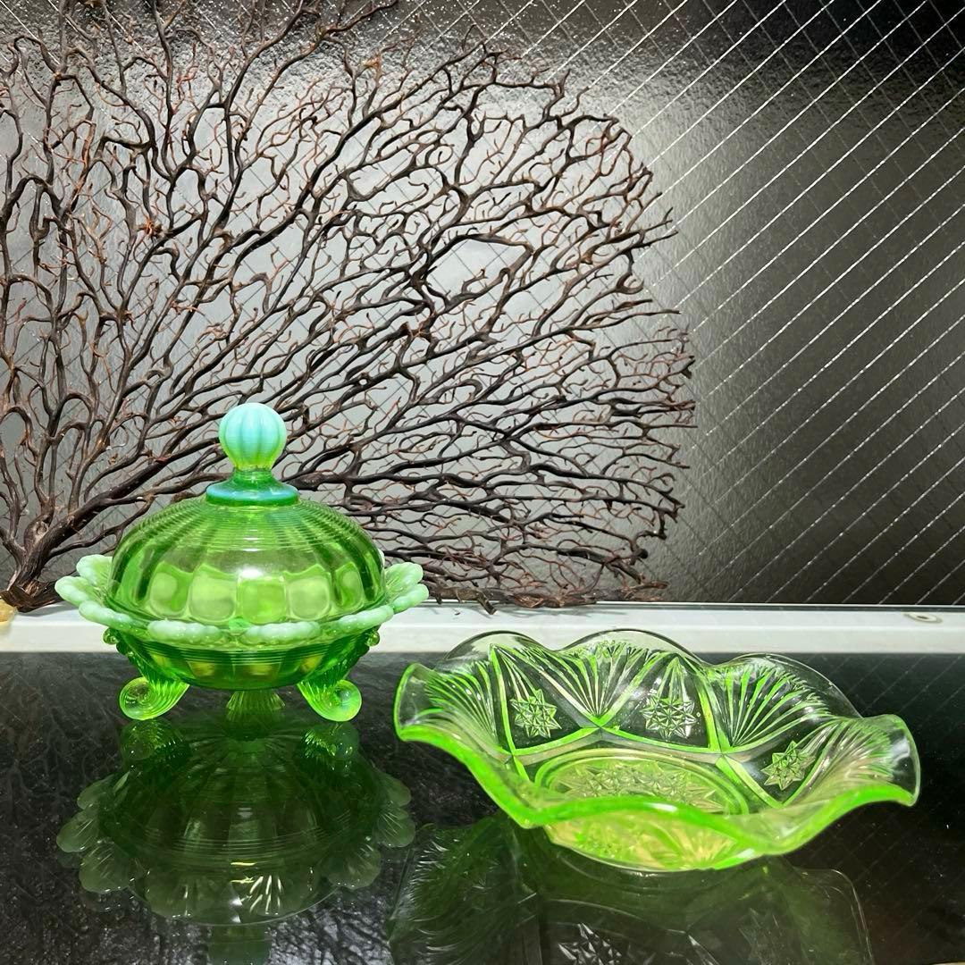 骨董　時代ガラス　フリル　切子調プレス　ライムグリーン　氷皿　ウラン １客②