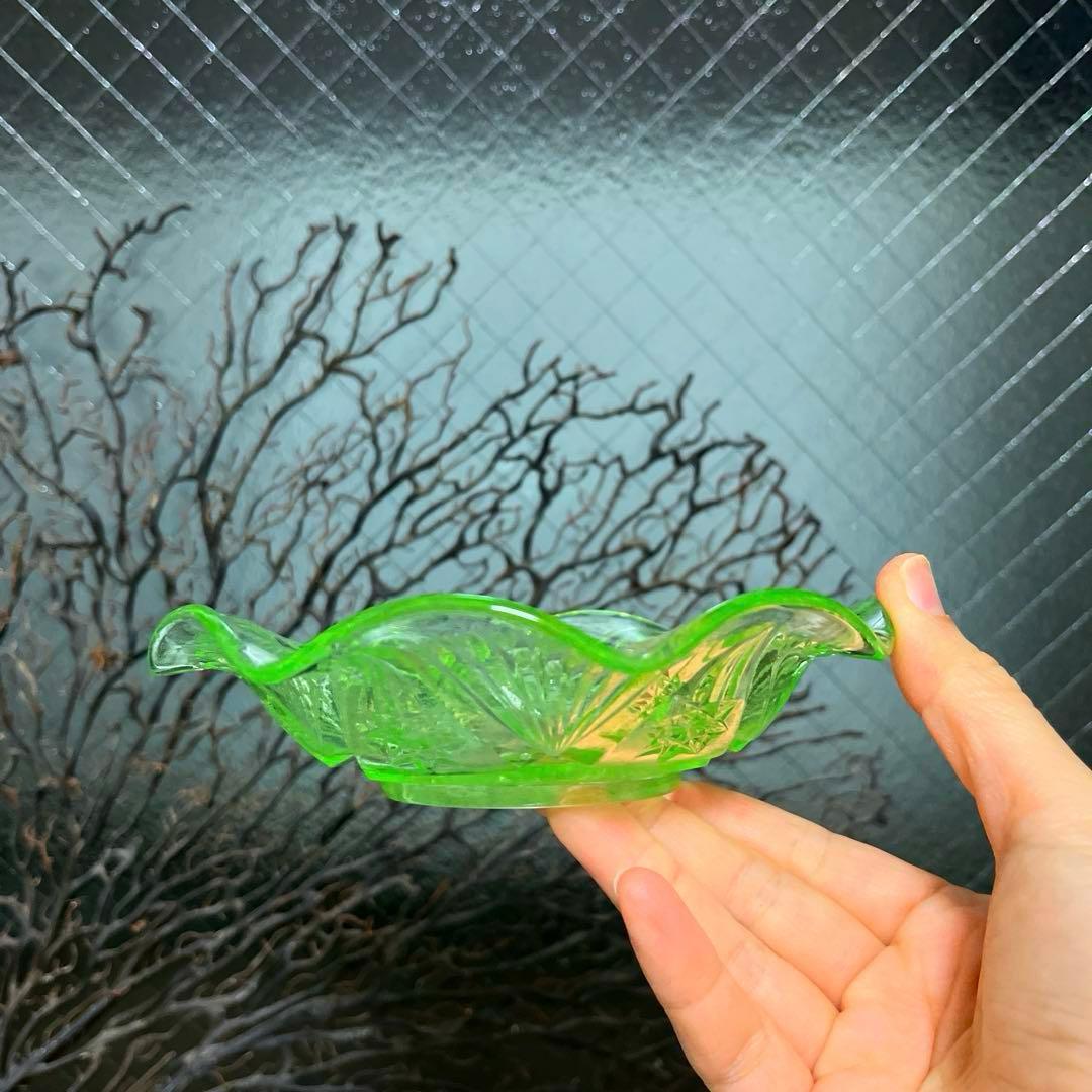 骨董　時代ガラス　フリル　切子調プレス　ライムグリーン　氷皿　ウラン １客②