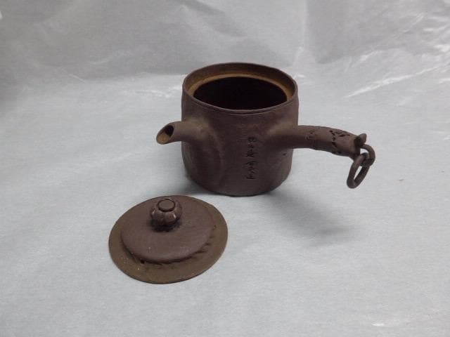 完成度の高い遊環回摘の時代のある復興萬古焼の急須です。千秋不易ほか落款あり