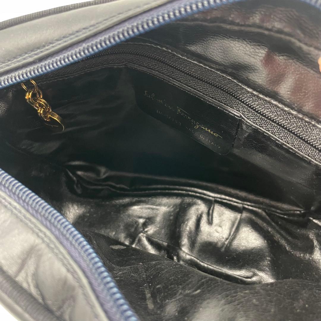 サルバトーレフェラガモ　ヴァラリボン　ショルダーバッグ　レザー　ネイビー