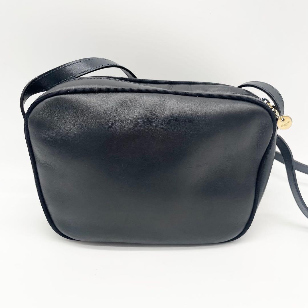 サルバトーレフェラガモ　ヴァラリボン　ショルダーバッグ　レザー　ネイビー