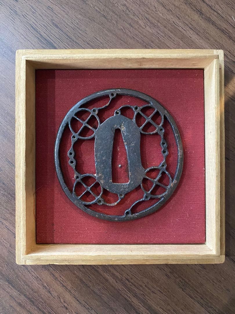 装飾的な鉄製鍔 木製ケース付き