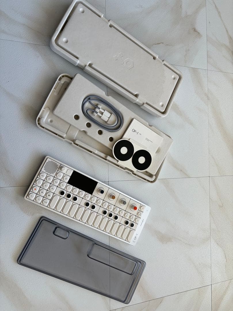 【超美品】Teenage Engineering OP-1 Field カバー付