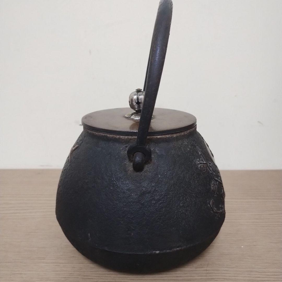 整*屋様 鋳鉄製 花鳥模様 鉄瓶 木箱付き
