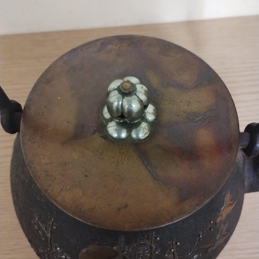 整*屋様 鋳鉄製 花鳥模様 鉄瓶 木箱付き