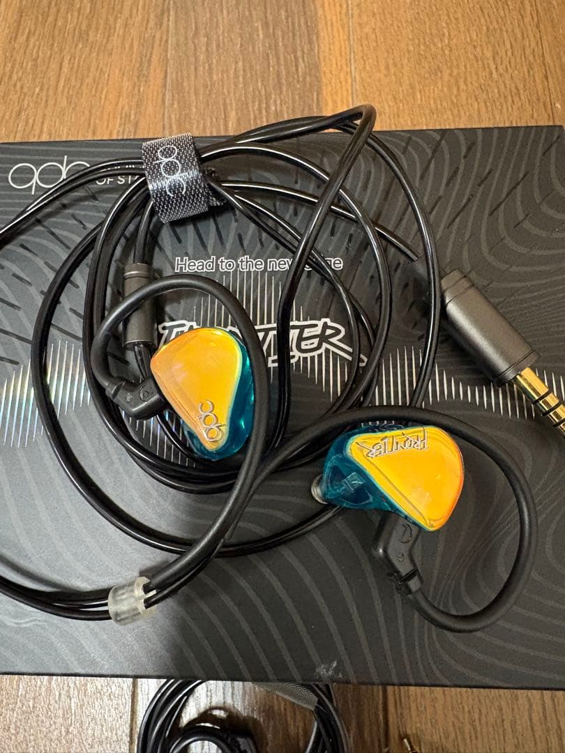 qdc FRONTIER Emerald ＋4.4mm純正ケーブル付き　イヤホン