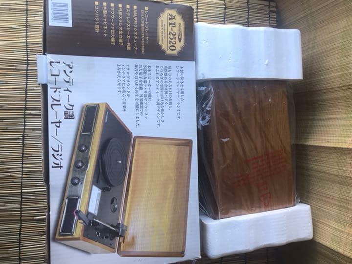 アンティーク調レコードプレイヤー／ラジオ